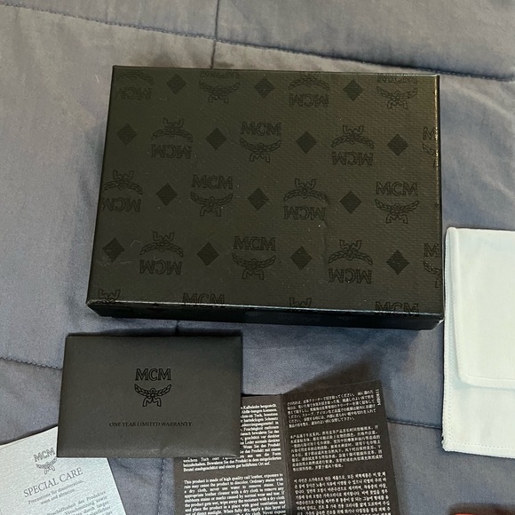 *FLASH SALE* MCM pink wallet - Picture 4 of 11